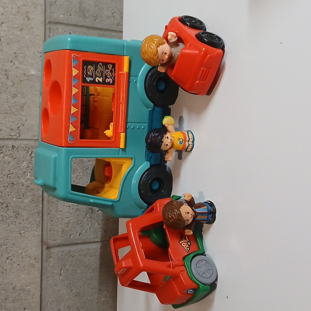 FISHER PRICE LITTLE PEOPLE TACO And PIZZA LOT